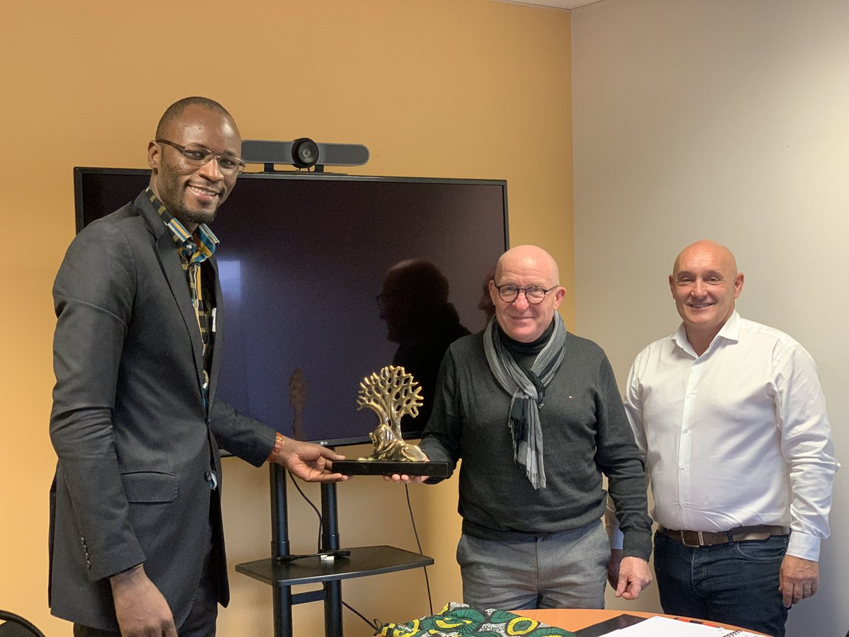 elhadjipene's tweet photo. Coopération en perspective pour les artisans de la banlieue et de toute la région de dakar. Séance de travail avec le Président de la CMA de Calvados Orne (Normandie) M. Choix et M. Millet, Conseiller Régional et chargé de mission CMA Normandie.
#Cmdakar
#cmanormandie https://t.co/IrLSWWN2wS