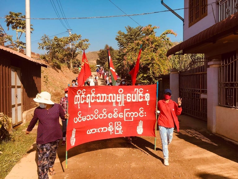 IrrawaddyNews's tweet photo. Activists took to the streets on Saturday in Kachin State’s Hpakant to show their opposition to the military regime and support for the parallel National Unity Government (NUG). 
(Photo: CJ) 
#WhatsHappeningInMyanmar https://t.co/MvaXxb3cmJ