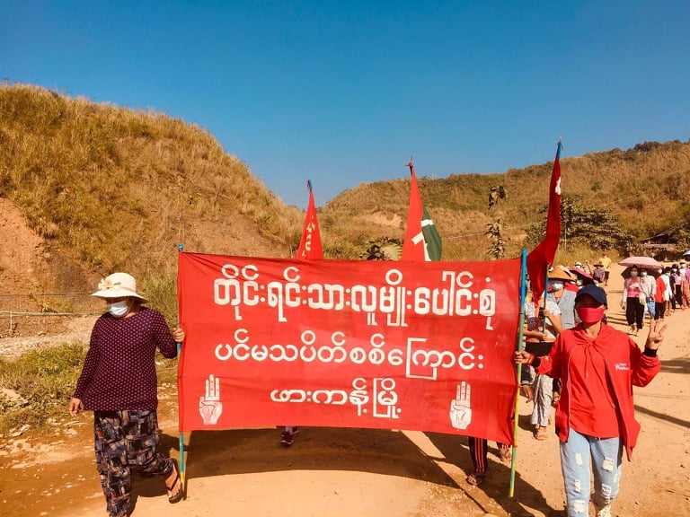 IrrawaddyNews's tweet photo. Activists took to the streets on Saturday in Kachin State’s Hpakant to show their opposition to the military regime and support for the parallel National Unity Government (NUG). 
(Photo: CJ) 
#WhatsHappeningInMyanmar https://t.co/MvaXxb3cmJ
