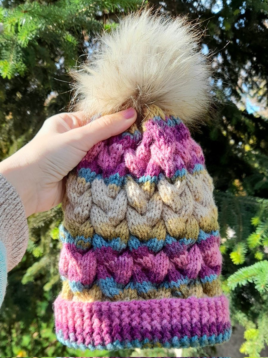 Only 3 of these beauties are left in the shop! 💙💜💗
etsy.com/shop/JoysKnitt…