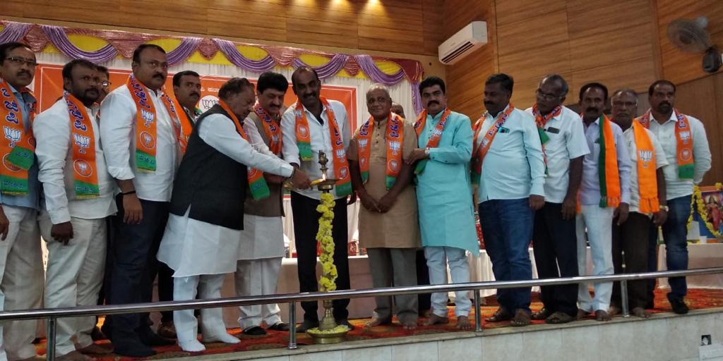 YashpalBJP's tweet photo. ಬಿಜೆಪಿ ಹಿಂದುಳಿದ ವರ್ಗಗಳ ಮೋರ್ಚಾದ ಚಿಂತನ ಸಭೆಯ ಪೂರ್ವಭಾವಿಯಾಗಿ ಆಯೋಜಿಸಿದ್ದ ಚಿತ್ರದುರ್ಗ ತುಮಕೂರು ದಾವಣಗೆರೆ ಜಿಲ್ಲೆಗಳ ಹಿಂದುಳಿದ ವರ್ಗಗಳ ಪ್ರಮುಖರ ಸಭೆಯಲ್ಲಿ ಭಾಗವಹಿಸಿ ಕಾರ್ಯಕರ್ತರನ್ನುದ್ದೇಶಿಸಿ ಮಾತನಾಡಿದೆನು.
@blsanthosh @ikseshwarappa @nelanbabu @BJP4Karnataka @obcmorcha4kar @drlaxmanbjp @nalinkateel https://t.co/puNpXHYlFL