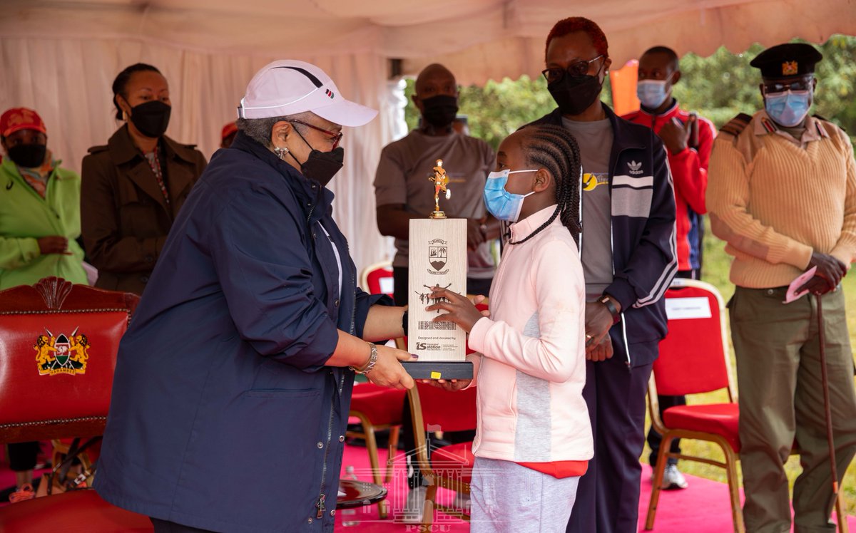 FirstLadyKenya's tweet photo. 1/3 First Lady Margaret Kenyatta has thanked the founders of Kianda School for setting up the institution which she said had played a big role in the transformation of the wellbeing of the Kenyan girl-child for over 40 years through education. #Peperuka | @Kianda_F https://t.co/b0wSD4FGyr