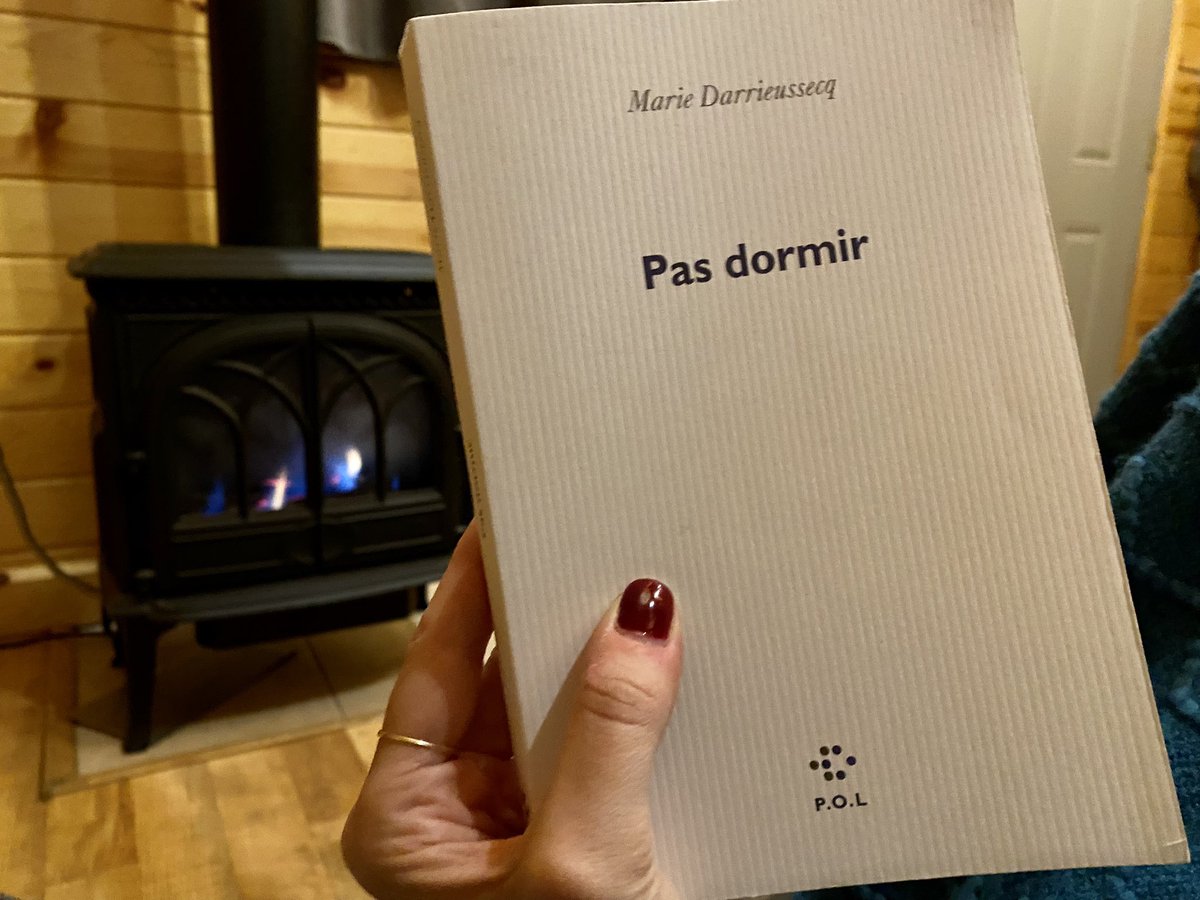 luciecarette's tweet photo. « On ouvre les livres et ils nous parlent, surtout la nuit, ils sont au rendez-vous des pages qui s’ouvrent seules; le hasard n’existe pas dans les bibliothèques, les livres côte à côte se répondent. Échos. Et nous ne dormons pas. » #PasDormir #MarieDarrieussecq @editionsPOL https://t.co/OE63TAEyk5