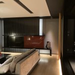 ホテルのスイートルームにPS5が置いてると歓喜!…と思ったら石だったw