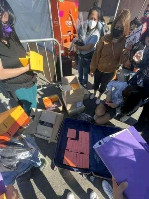 ae_cha_7890's tweet photo. This group of army's are giving away free album! No limit!! OMG 😭😭can someone bring me to L.A?? Please
#concertla
#ArmysinLA https://t.co/Ikq0EXkZdE