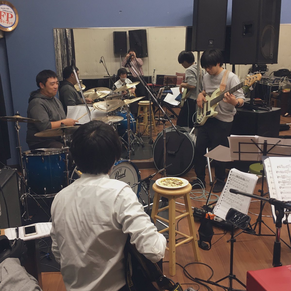 ShunichiH1's tweet photo. 昨夜はふらぽ5のリハ
練習が終わると楽器を入れ替わってセッション
フレッシュなリズム隊と一��で幸せ 皆さんにモッツァレラとエリンギのピザを賄う
#ふらぽ5
#flowerpop
#niigatajazzstreet
#bossnova
#samba
#funk https://t.co/qLDIQR01jB