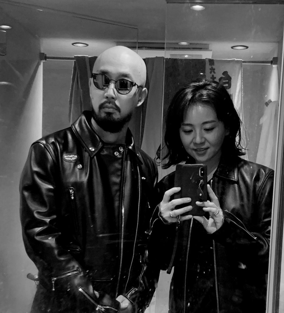 アイコラ　twitter 大橋未歩 https://t.co/Lb9cfJiQWq メルカリのコラム  『ハイパーハードボイルドリポート』の上出遼平が綴る「革譚（かわたん）」 革ジャンに人生を狂わされ、挙げ句この様な風貌にたどり着いた男というのが夫です  真夏に革ジャン、室内でサングラス、白鵬関のバス ...