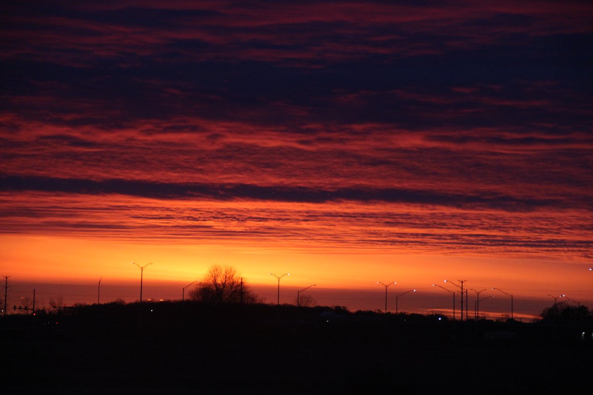 petom0's tweet photo. Absolutely gorgeous sunset tonight, had to get some pictures of it https://t.co/7IvFYiVRz1