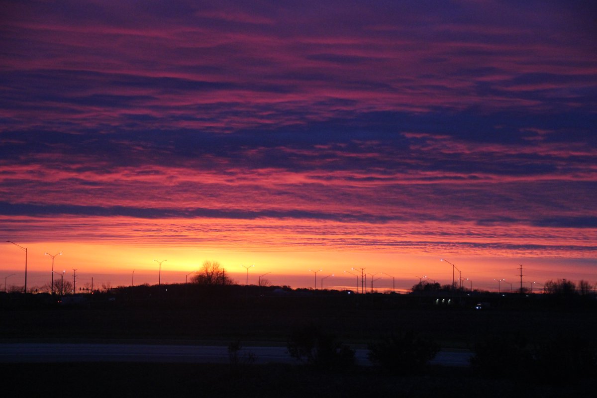 petom0's tweet photo. Absolutely gorgeous sunset tonight, had to get some pictures of it https://t.co/7IvFYiVRz1
