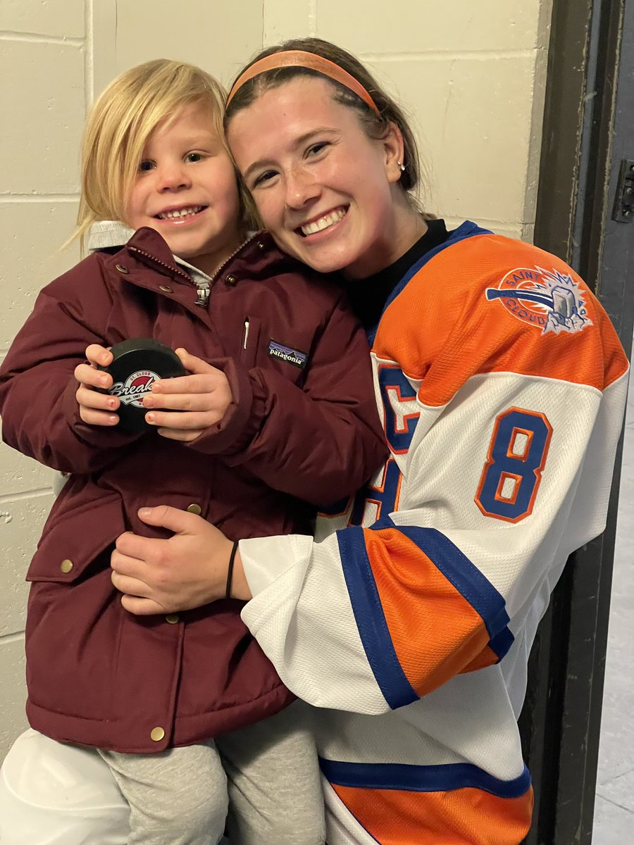 This is why it is important for our girls to be involved in the community. She was one of the girls <a href="/HuskyPupsHockey/">HuskyPupsHockey</a> that <a href="/DavidsonCailey/">Cailey Davidson</a> connected with. #rolemodel #wegotanewfan