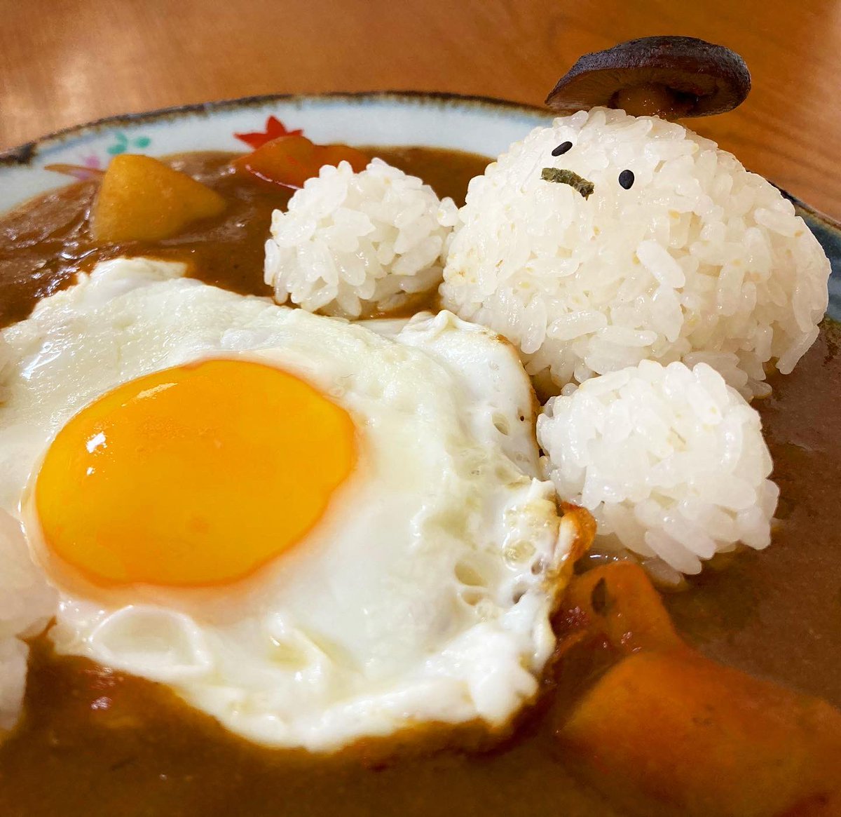 【カレーライス🍛】です。 カレーの上に卵の布団を敷いて 寝ていただしましたー💤