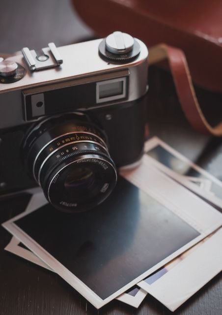 PureMacGuffin's tweet photo. Vou guardar pra sempre a câmera que você me deu de presente. Apenas te perguntei sobre fotografia que gostaria de aprender, no outro dia você me recebeu com uma câmera de presente. Esse era o tanto que você se importava. Vou te guardar junto comigo para sempre. https://t.co/CCeWNqYhMS