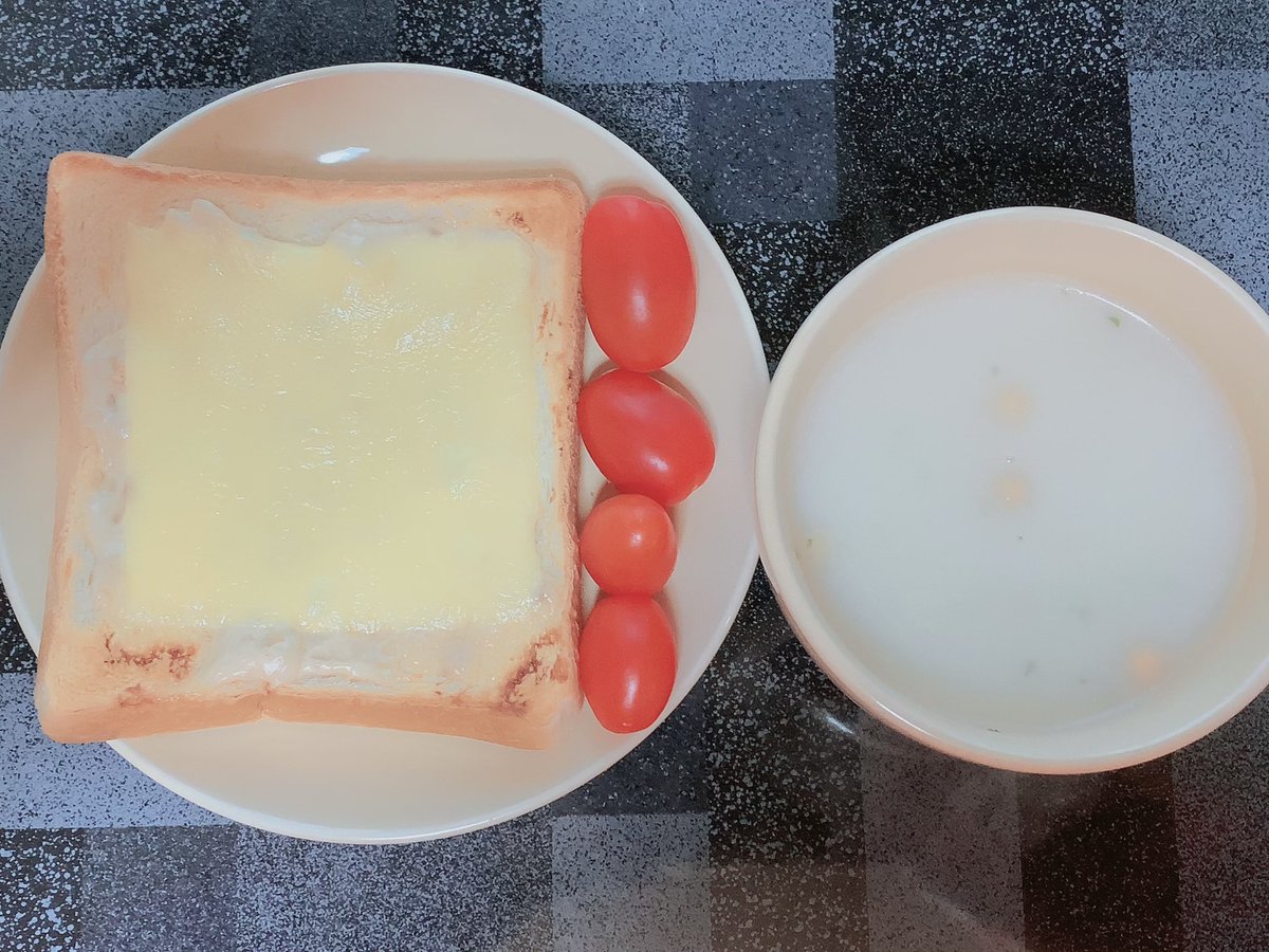 ♡ツナマヨチーズトースト ♡トマト ♡ポタージュ 私が作れるものなんて所詮この程度だし、盛り付けセンスのなさもあわさって女子力のない朝食です。