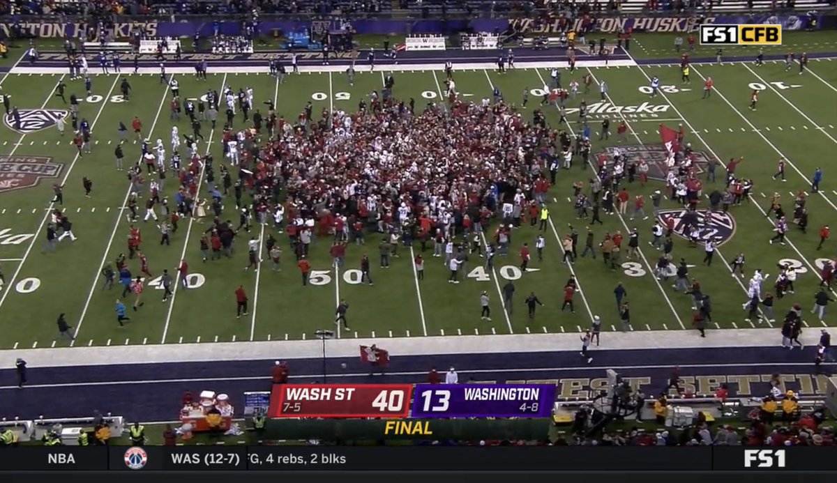 RedditCFB's tweet photo. WASHINGTON STATE RUSHED WASHINGTON’S FIELD 😂😂😂😂 https://t.co/AyJRzWGrqT
