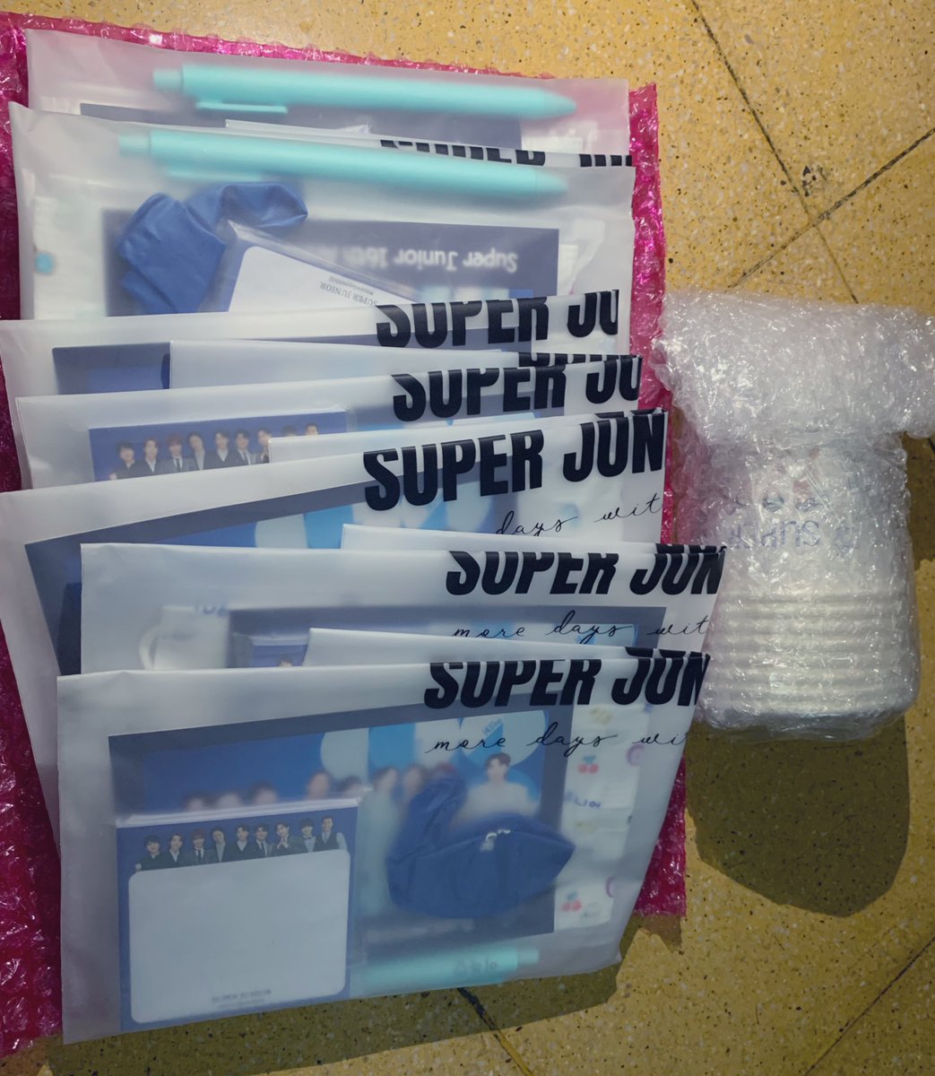Kuropepa9's tweet photo. All the way from Singapore, thank you so much @MoreDaysWithU & @jaely0410 for sharing these lovely merch! Crying on how cute all of these🥺😭!
#MoreDaysWithSJ
#Singapore https://t.co/uLp3Y49QcR