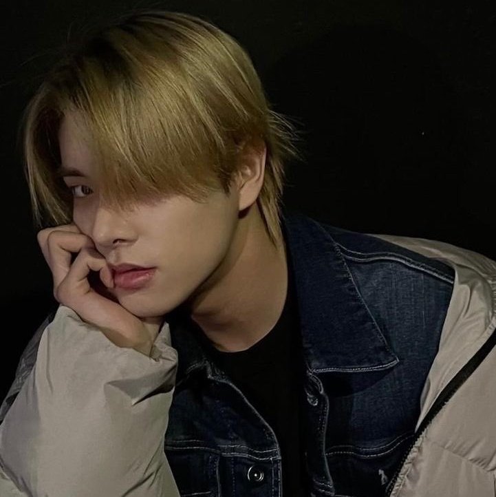simsimjae6's tweet photo. 뒷머리 너무까치집아니에요? https://t.co/CbVf5yV4bY