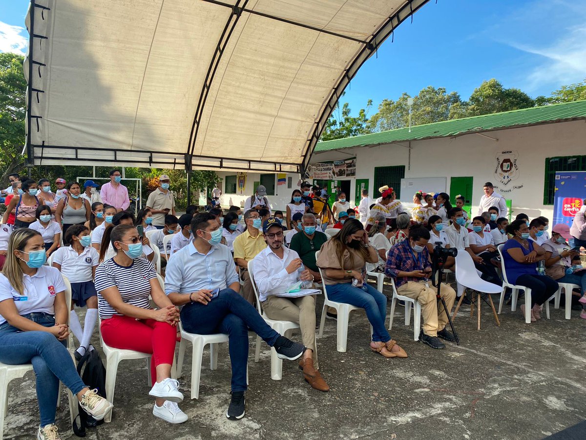darghex's tweet photo. Hoy recorrimos #Ibague #ElEspinal y #ElGuamo con @CarmenLigiaV y @alinerodecambil anunciado los primeros #100CentrosDigitales operativos y @CompuParaEducar para el #Tolima | La tecnología y la conectividad un aliado para impulsar el desarrollo de las comunidades @Nicolas_TorresB https://t.co/JHKDZjpx4M