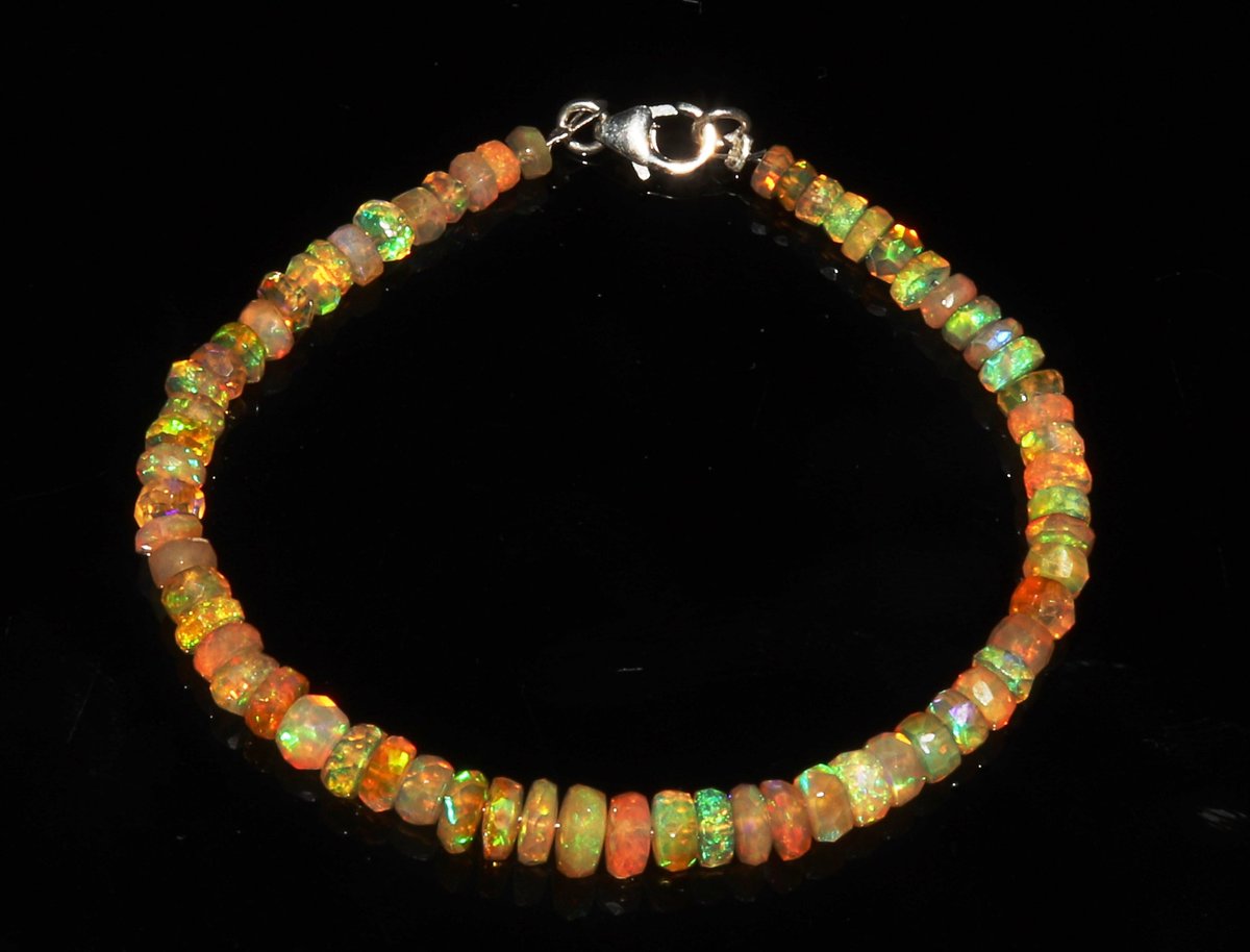 Thanks for the kind words! ★★★★★ "Das Armband ist wirklich wunderschön. Die Opale funkeln in allen Farben. Sehr empfehlenswert, danke." Michaela etsy.me/3xAPAfO #etsy #yes #opal #unisexadults #stone #ethiopianopalbeads #opaljewelry #opaljewellery #opalnecklace
