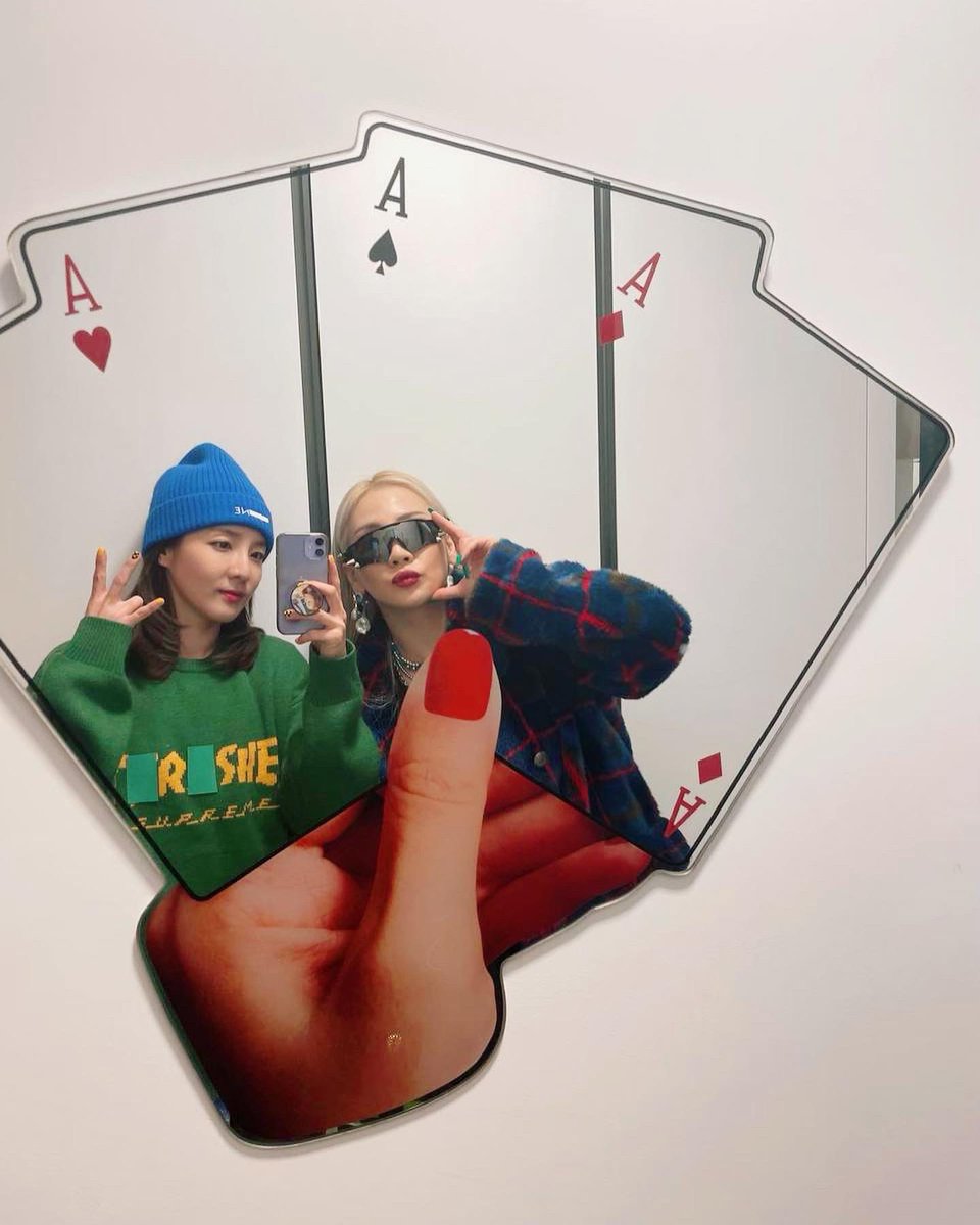 krungy21's tweet photo. 집들이 온 채린이랑~ 울집 포토존에서 찰칵~!!! 📷 내가 이 거울을 고른 이유는~!!! #블랙잭 과 항상 함께하기 위해서야~ 😀♠️♥️ #나혼자산다 #산다라박 #집들이 #씨엘 #CL #베언 #베동 #크레이지레이디 ㅋㅋㅋ https://t.co/NI3Z4PZOmY