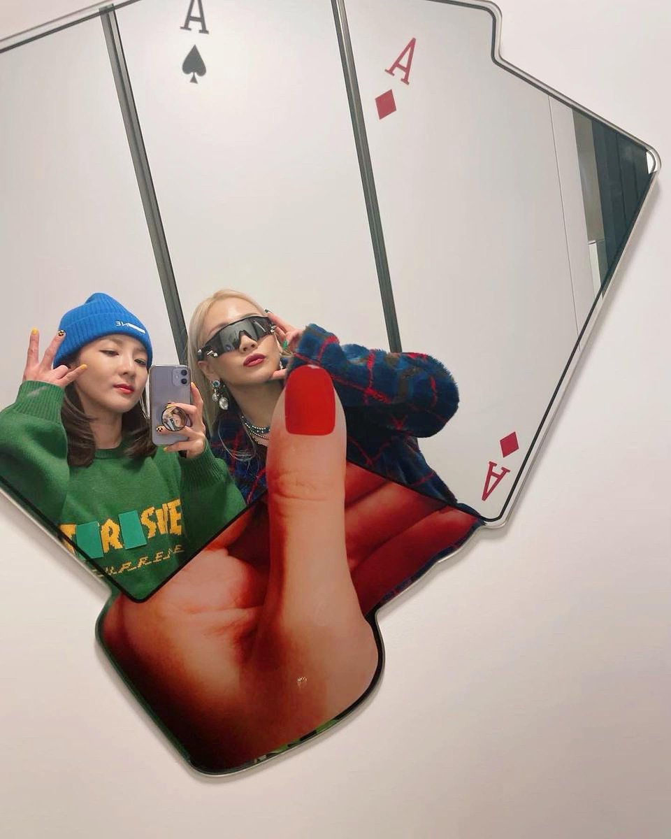 krungy21's tweet photo. 집들이 온 채린이랑~ 울집 포토존에서 찰칵~!!! 📷 내가 이 거울을 고른 이유는~!!! #블랙잭 과 항상 함께하기 위해서야~ 😀♠️♥️ #나혼자산다 #산다라박 #집들이 #씨엘 #CL #베언 #베동 #크레이지레이디 ㅋㅋㅋ https://t.co/NI3Z4PZOmY