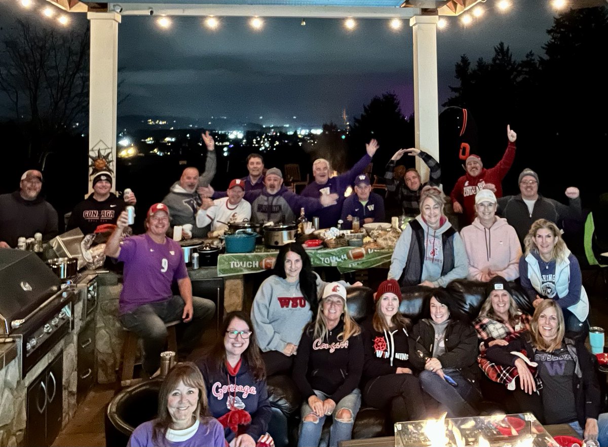jimhof9's tweet photo. Apple Cup party - great time w great friends🏈🏈 https://t.co/ExZtGlAHMc