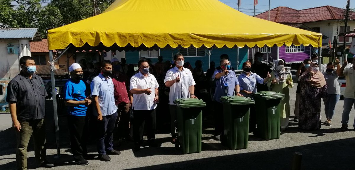 hazlandswk's tweet photo. KPG TABUAN LAMA
Program penyampaian tong sampah 120 Litre oleh MBKS kepada penduduk kampung .
Semoga kebersihan kampung dapat ditingkatkan demi kesejahteraan bersama.
# MBKS
#DEMAKLAUT https://t.co/4c9T8Mz636