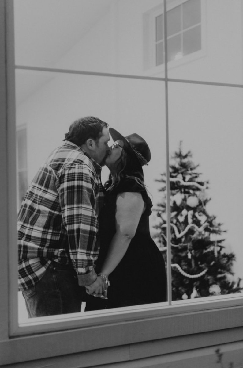 So since it’s the day after Thanksgiving, it’s officially Christmas time right??🤩❤️💚🎄 
•
•
•
•Enjoy these cute pics <a href="/kendalllopez__/">kendall</a>  took🤍