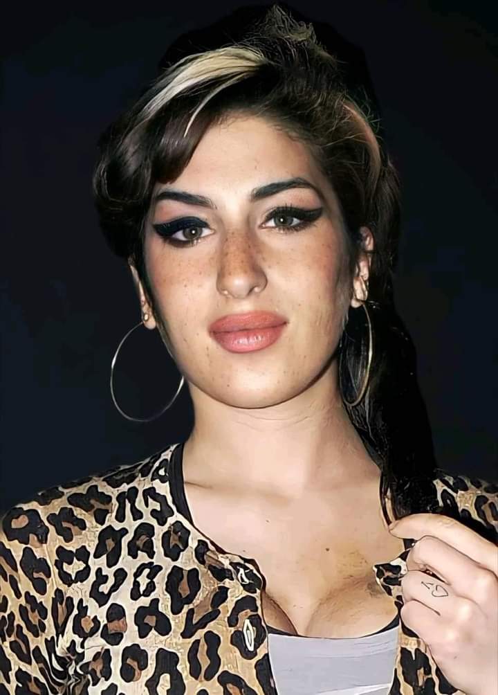 FelipeCruz_593's tweet photo. : Amy Winehouse.
Año 2005, poco tiempo antes de la fama mundial. https://t.co/NmefE34Icx