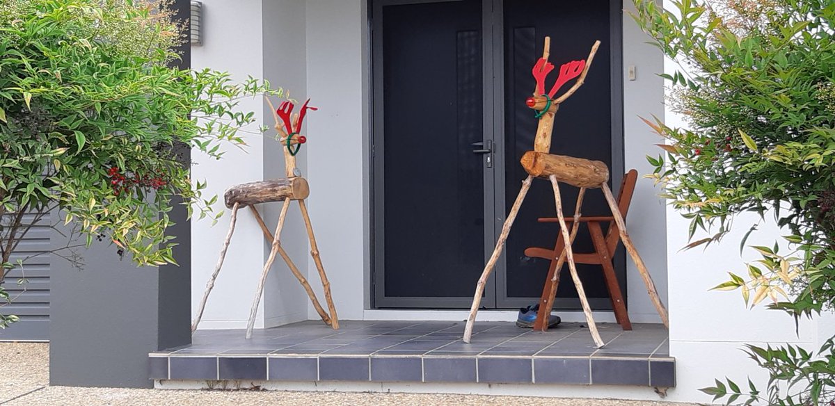 KBCanB's tweet photo. Spotted while out #QPRC letterboxing in #Jerrabomberra.....
XMAS reindeers 🦌 🦌
😘 https://t.co/RossoxrtFF