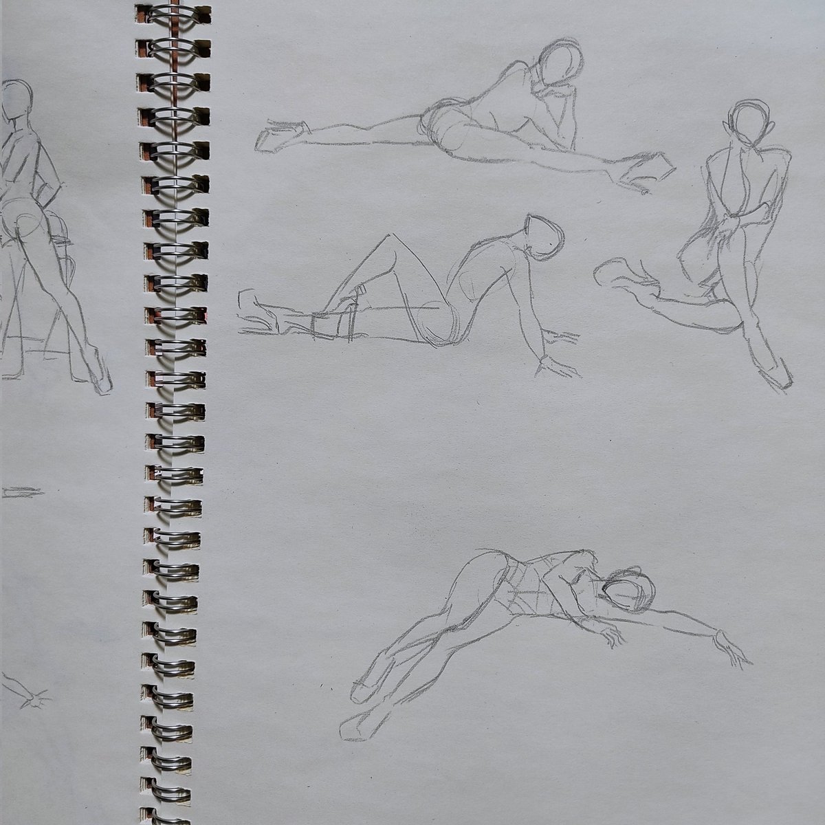 最近仕事初めの数十分の時間にGESDRAW PARTYの動画を見ながらジェスドロ練習してます。 https://t.co/PxPUu9QHrF