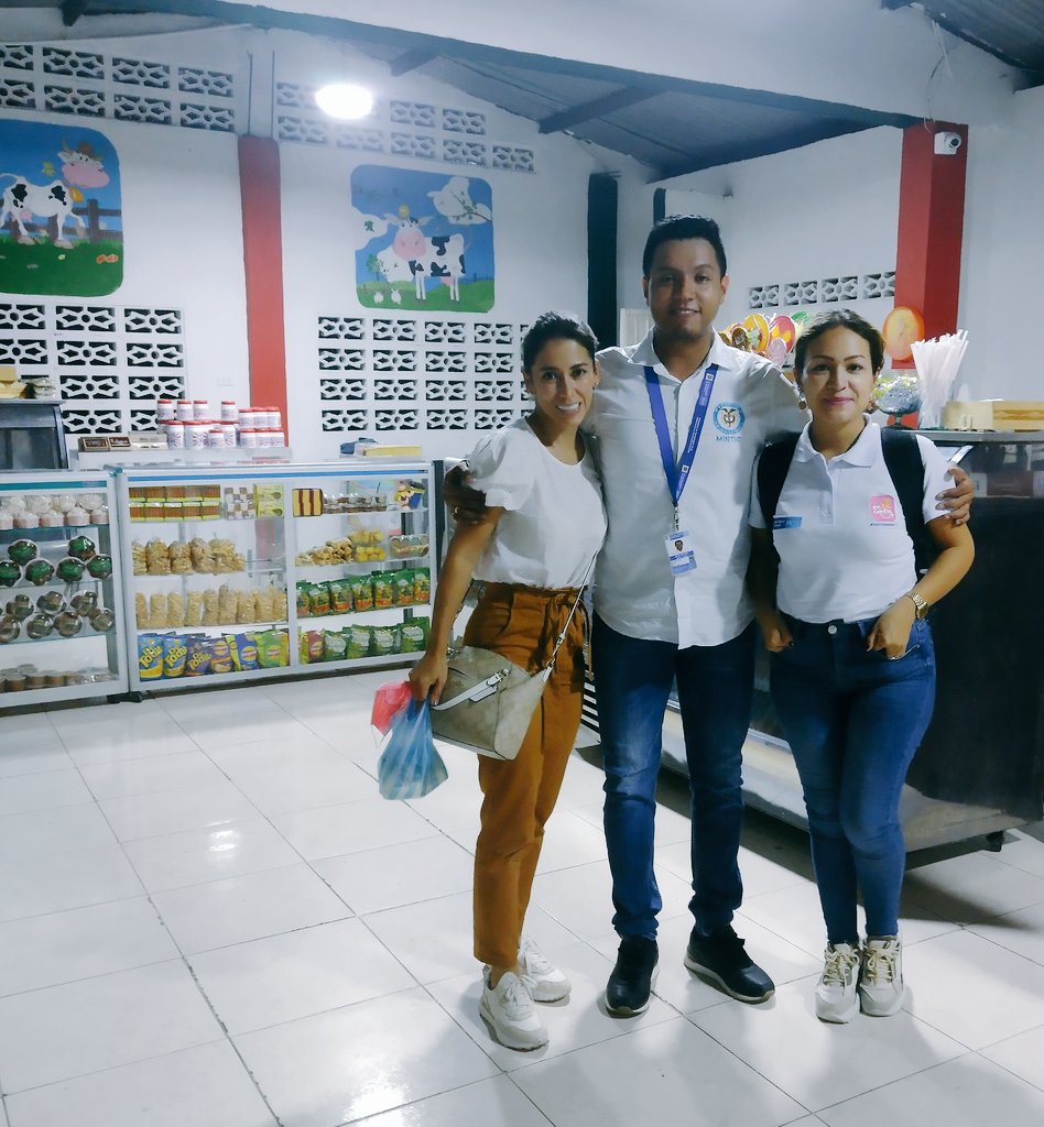 darghex's tweet photo. @tatagomeze y @HEIDYGUTIERREZF las #chicasTIC de @Ministerio_TIC  para el departamento del #Tolima  | hasta que por fin nos tomamos una 📸 https://t.co/wAYf4L34le