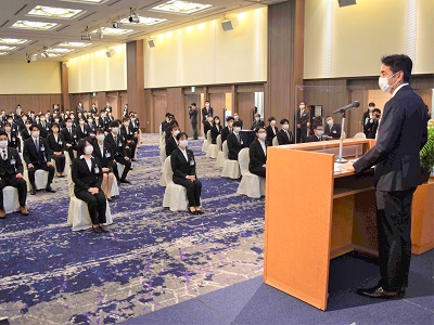 朝日新聞 校閲センター 言葉を送る 贈る 南アフリカの元大統領死去の原稿に 賛辞を送る とあり 贈る にしました 社内取り決めでは エールや声援は 送る 祝辞やはなむけの言葉は 贈る です 送達か贈与かの違いですが どちらの意味も含む