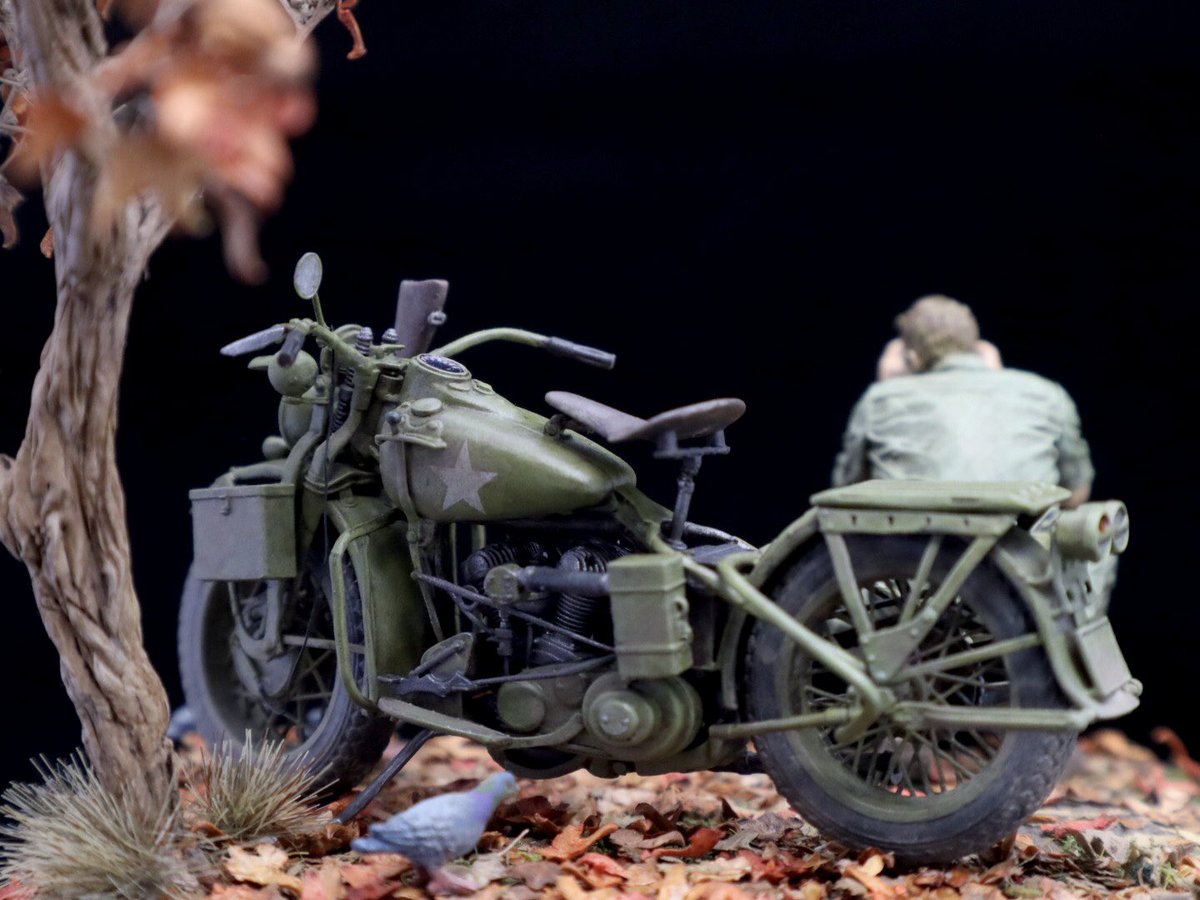 karugamical's tweet photo. 完成しました!
H3 MODELS製 1/35 ハーレーダビッドソン WLA
恐ろしく精密な3Dプリントキットなので塗装が楽しかったです。
当初はバイクか鳩を撮影している情景を想定していたのですが、外を向かせる事で情景の世界が広がったように思います。
木は一枚ずつ葉を貼り付けました。
#H3MODELS https://t.co/BYImRM1T6f