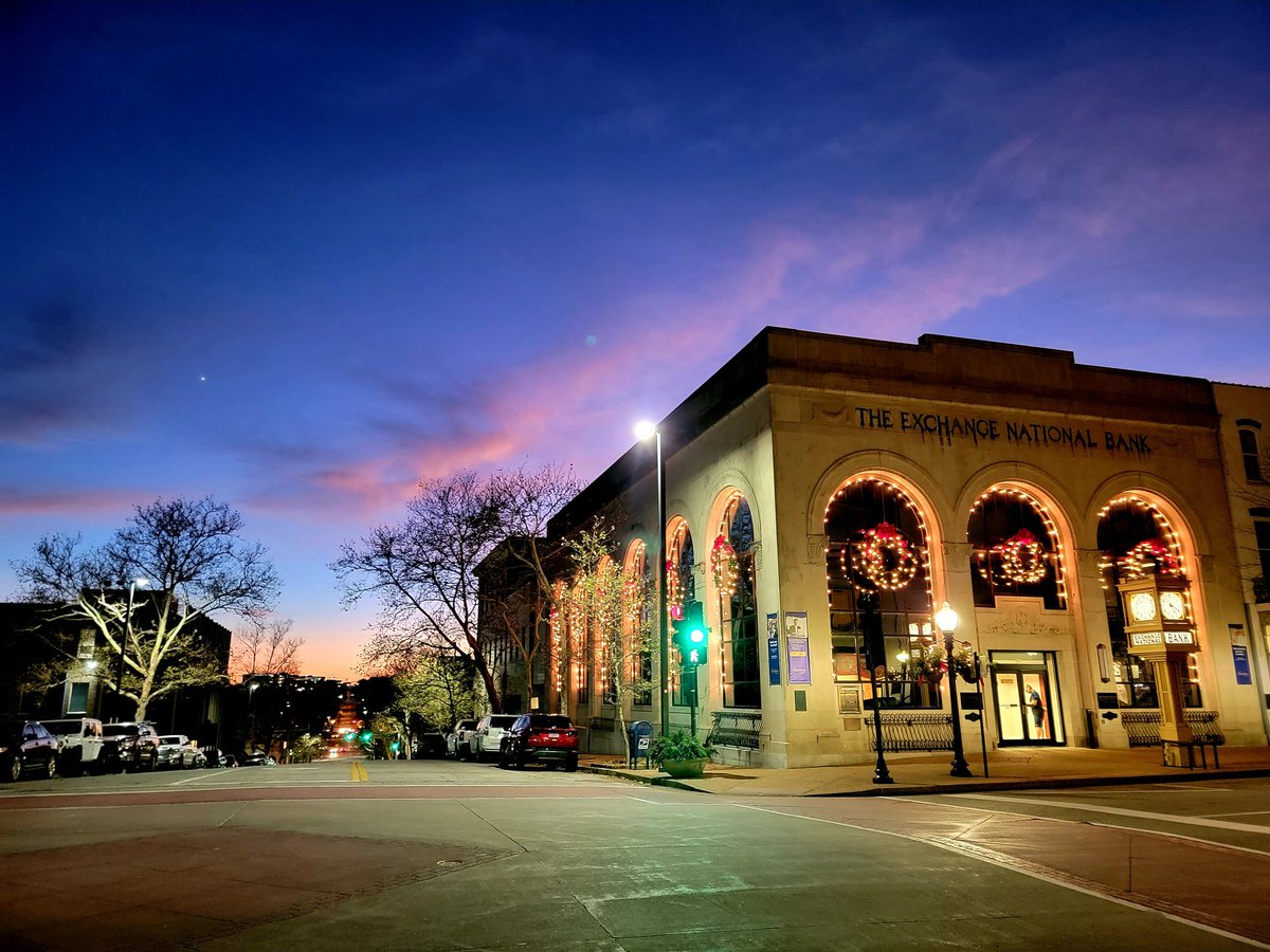 #DowntownJCMO is SO pretty tonight! <a href="/HawthornBankMO/">Hawthorn Bank</a> shines against that pretty evening sky!