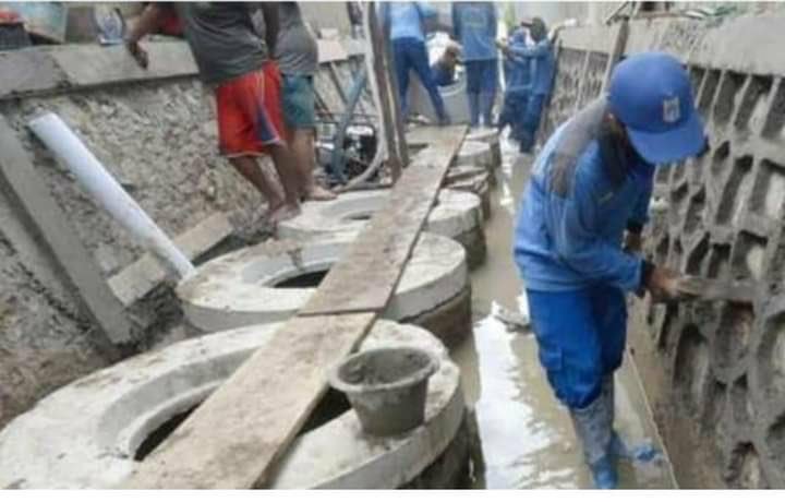 ini sebenarnya sangat rahasia, tak boleh tersebar, netizen terkecoh.

ini bukan sumur resapan, ini adalah sistem rudal anti rudal IRON DOME versi tgupp untuk menjaga ibu kota dari serangan rudal aseng, sengaja dibuat di got tertutup air tuk kelabui musuh!

🙏

source dari temlen