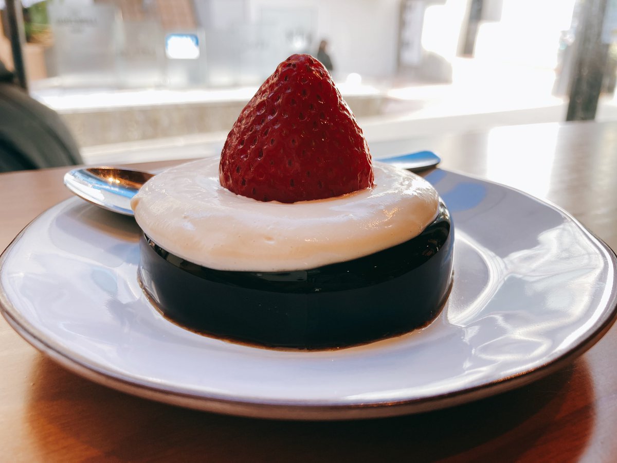 kopikalyan@明治神宮前
コーヒーゼリー&amp;アイスコピカリアン
海外発祥のカフェが気になる今日この頃🚃
本日はインドネシア_ジャカルタ発🇮🇩
ヤシ糖を使用したオーガニックなシュガーは甘みも柔らか😋
コーヒーゼリーも滑らかなクリームに凍ったイチゴをちょこんと乗せて適度な酸味が良いじゃない👍