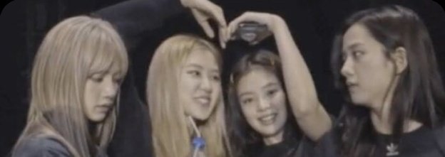 chao_sone's tweet photo. HERE U CAN EXACTLY SEE SHE FORCED JISOO TO PUT UP A SMILE AND GAVE A PERFECT FAKE SMILE JUST FUCK OFF LISA GET OUT OF THE GROUP HATING JISOO THEN SHEDIING TEARS SERIOUSLY ???????? https://t.co/AbRoicG8T2