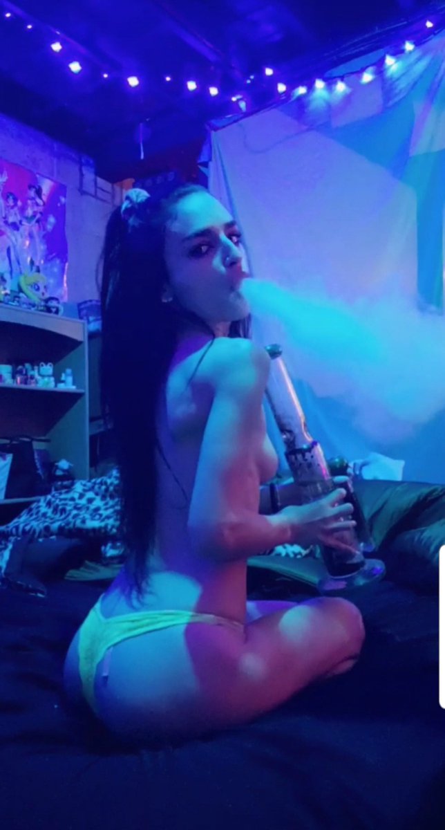 your favorite stoner babe 💋💨
#Mmemberville #StonerFam
