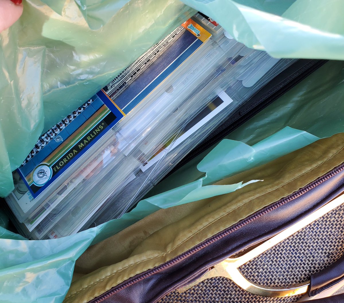 _AlleyAwesome's tweet photo. Stacks packed 😆
Of...pages... in waterproof bags ,then packed.. of course #BinderCrew @PackGawds 😆 https://t.co/gfeyNIQlKb