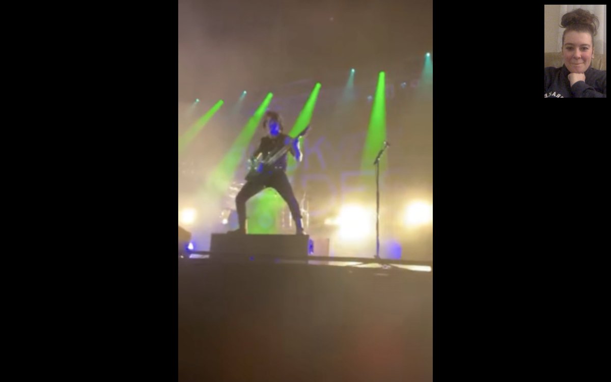 annabbvb's tweet photo. me: watching Princess Diaries 2 w/ intermittent absence seizures, waiting til the movie ends to go to bed

Rosa: ok but hi answer the facetime I’m front row and Jinxx is KILLING IT https://t.co/Enqnajf2F3