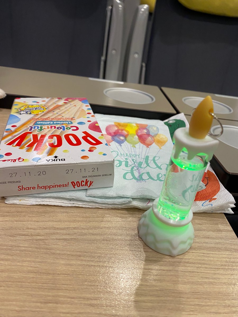 LadyMortiana's tweet photo. Jaki pasażer, taka pierwsza klasa XDDD #bdaykit https://t.co/G10cK6Mbup