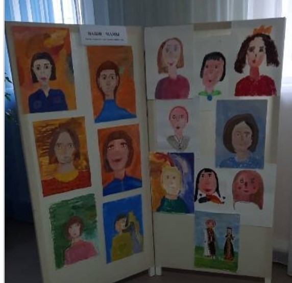 День матери отмечают в России уже больше 20 лет. Это, пожалуй, один из самых тёплых и трогательных праздников в нашей стране. В этот день мы дарим своим мамам и цветы, и песни, и стихи. Ребята изостудии нарисовали своих мам и сделали выставку.
