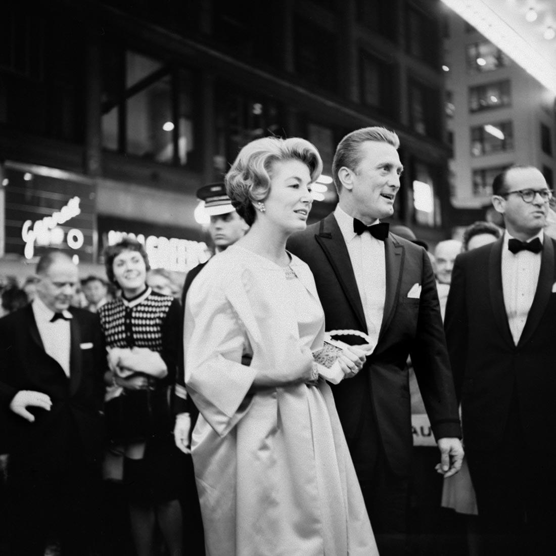 enigmister's tweet photo. Kirk Douglas at the premiere of the movie Spartacus in Chicago, IL. October 13, 1960

#fotografia #fotovintage #biancoenero #vivianmaier #donneinarte #KirkDouglas #Cinema https://t.co/J9OQ39nydG