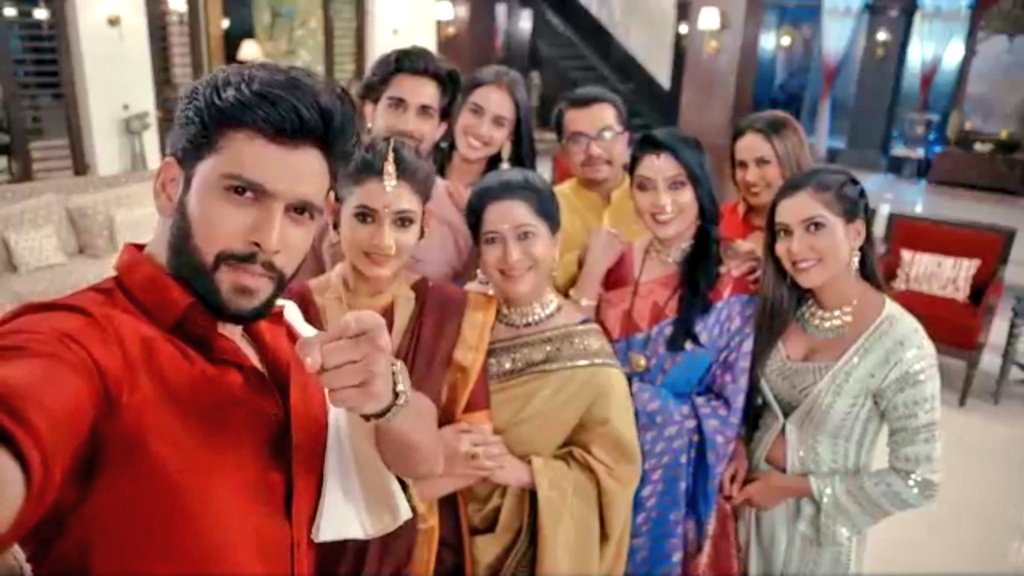 _iamPallavi's tweet photo. Aaj se leke aagle saat janam tak aur uske baad bhi #RaghVi humesha sath rahenge, har ghum me khushi me humesha ek dusre ka hath padak ke sath nibhayenge❤

#RaghVi KA PYAAR RAHEGA HUMESHA BARKARAR
This is not the end, we will meet here again soon💞
See You🥺
#MehndiHaiRachneWaali https://t.co/3UIZIBnqC9