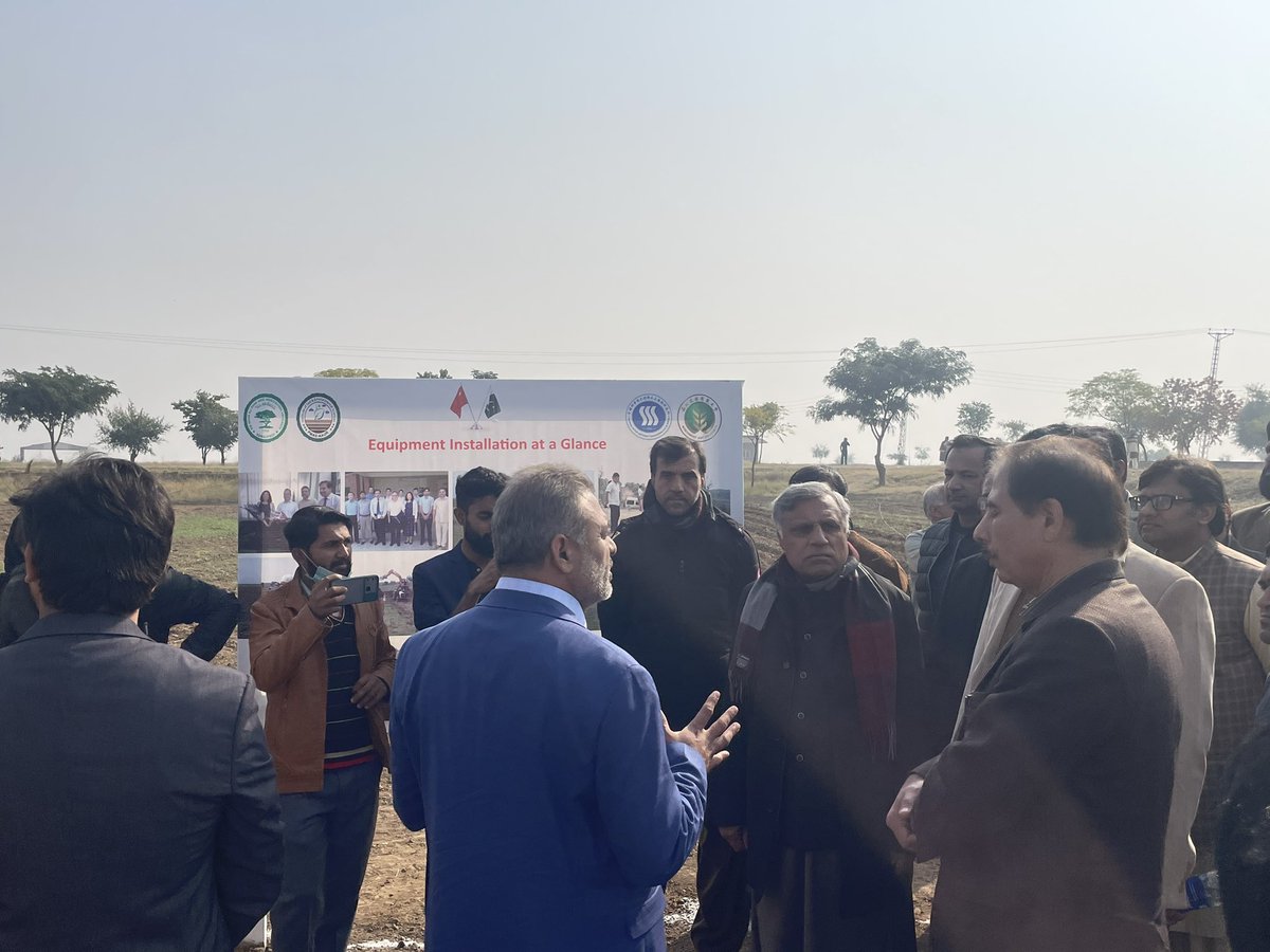 #VC Prof Dr Qamar Zaman visiting soil erosion control strips at Koont Farm #SilverJubileeAridUni @uaarofficial #KisanMela