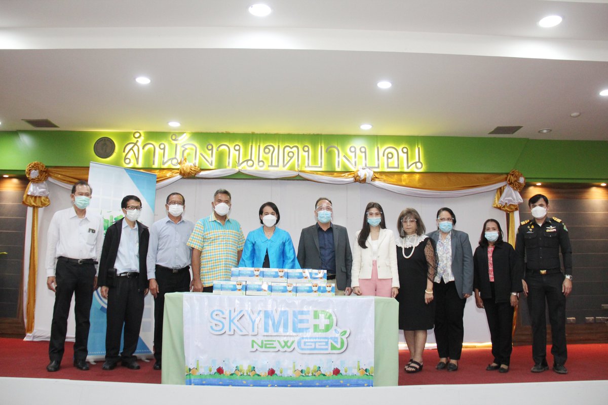 TNA_SKYTIME's tweet photo. คุณศักย์ศรณ์ คัมภีรญาณนนท์ และคุณคุณธริชยา คัมภีรญาณนนท์  บริษัท เมืองเศรษฐกิจพอเพียงจำกัด นำแมสแจกจ่ายในเขตบางบอน กรุงเทพ ภายใต้โครงการ skymednewgen ปันน้ำใจแจกหน้ากากอนามัยสู่สังคม5ล้านชิ้น 
#SkyMed #SkyCrop #SkyMedNewGen #SkyTime #SkyHerb #เมืองเศรษฐกิจพอเพียง #SkyMedCare https://t.co/OBTb2ASfRn