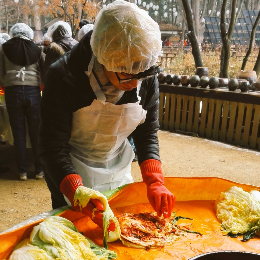 alamanuar_'s tweet photo. Pengalaman pertama kali membuat kimchi pada tarikh hari ini 5 tahun lepas. 27/11/2016.

#throwbackkorea #namiisland #kimchi #makingkimchi #NamiKimchi #visitkorea  #koreakimchinamifest #김치 https://t.co/HJjpJRNqj7