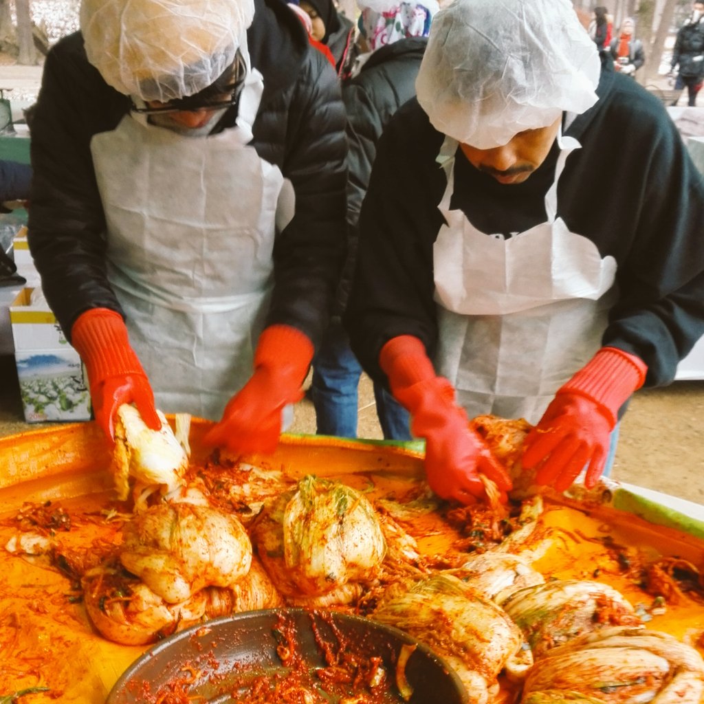 alamanuar_'s tweet photo. Pengalaman pertama kali membuat kimchi pada tarikh hari ini 5 tahun lepas. 27/11/2016.

#throwbackkorea #namiisland #kimchi #makingkimchi #NamiKimchi #visitkorea  #koreakimchinamifest #김치 https://t.co/HJjpJRNqj7