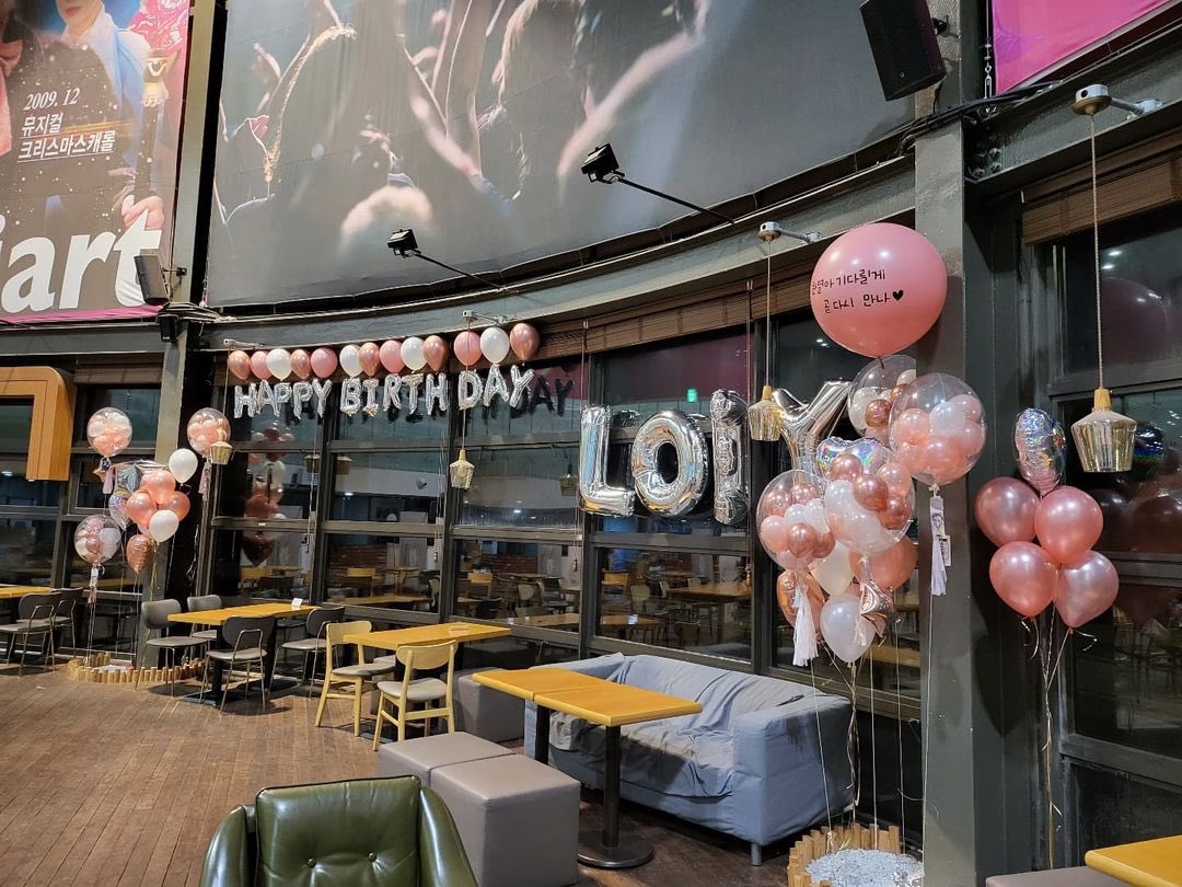 wushixunme's tweet photo. #CHANYEOL saw the gift they prepared for him and took picture 🥺❤ https://t.co/aksvhl1VbZ