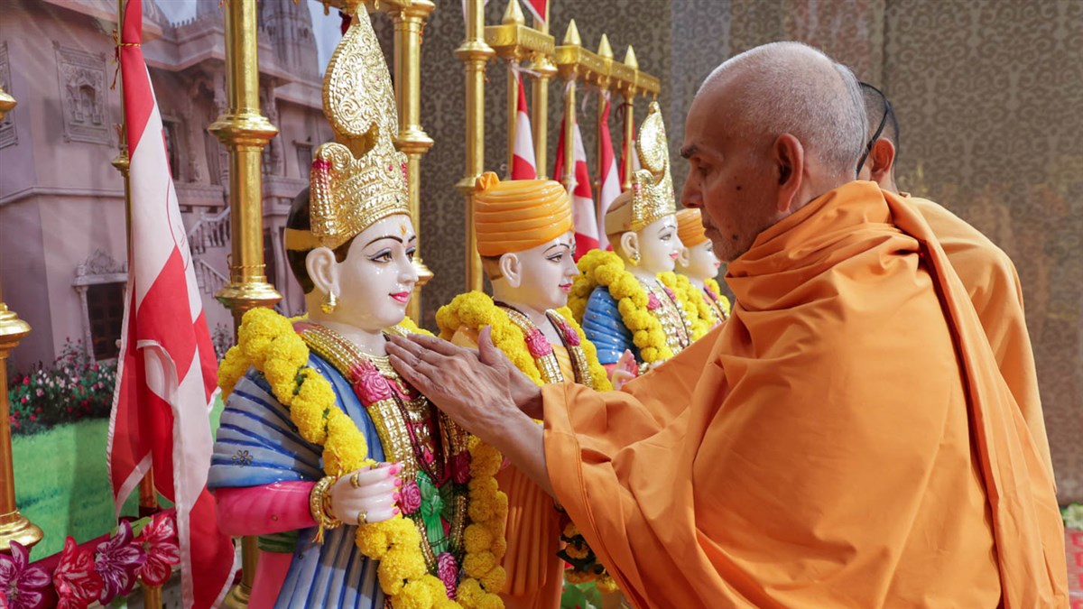 BAPS's tweet photo. HH Mahant Swami Maharaj's Vicharan: 26 November 2021, Gondal, India https://t.co/9zkczEibVF https://t.co/hitpeLQvvg